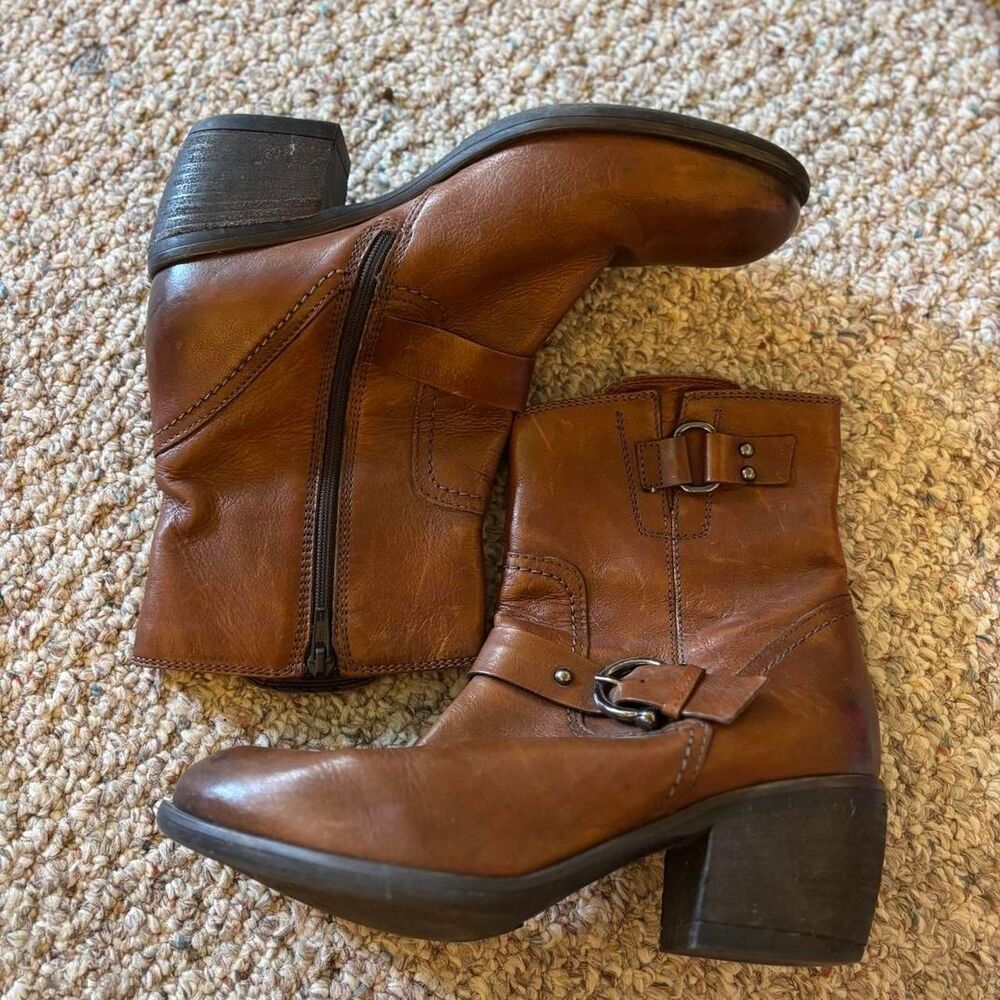 Clarks Women's Brown and Tan Boots